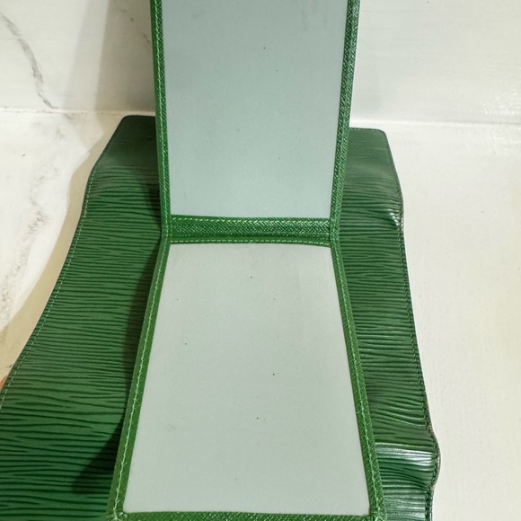 Louis Vuitton Epi GREEN Textured Wallet Like New! Authentic and Dust Bag - Picture 9 of 16